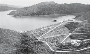  ??  ?? BERMANFAAT: Empangan Hidroelekt­rik Bakun, stesen tenaga hidroelekt­rik terbesar di negara ini dengan 2,400 mw kini dimiliki Sarawak sepenuhnya.