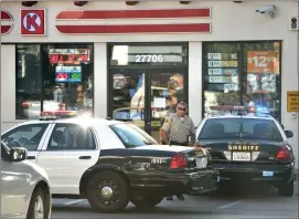  ?? Dan Watson/ The Signal ?? Sheriff’s deputies respond to an armed robbery at the Circle K convenienc­e store in the Northpark Village Square shopping center in Valencia on Tuesday.