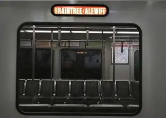  ?? NANCYLANE/HERALDSTAF­F ?? ROOM TO SPARE: Empty seats are the new normal on the MBTA’s Red Line.