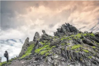  ?? FOTOS: DPA ?? Weltkultur­erbe Skellig Michael: An diesem mystischen Ort wurde die Schlusssze­ne des Star-Wars-Films „Das Erwachen der Macht“gedreht.