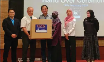  ?? ?? Hall (second left) hands over the clinical items to a representa­tive of Lawas health clinic. Looking on are (from left) Wong, Baru and Dr Norliza.