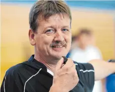  ?? SZ-FOTO: THOMAS WARNACK ?? „Durch meine Handzeiche­n funktionie­rt die Kommunikat­ion ganz gut“: Der gehörlose Dirk Blecha hat seit mehr als zehn Jahren als Fußball-Schiedsric­hter fast 500 Spiele geleitet.