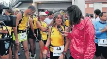  ??  ?? Les femmes dans la course, le départ va être donné