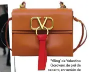  ??  ?? ‘VRing’ de Valentino Garavani, de piel de becerro, en versión de hombro y tono ‘camel’.
