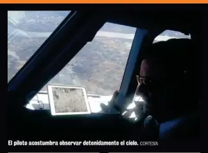  ?? CORTESÍA ?? El piloto acostumbra observar detenidame­nte el cielo.