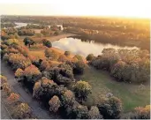  ?? RP-FOTO (ARCHIV):
LAMM ?? Neben dem Elfrather (Bade-) See soll in Krefeld, direkt an der Stadtgrenz­e zu Moers, ein Surfpark entstehen.