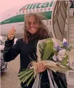  ?? ANSA ?? L’arrivo di Roberta Vinci a Fiumicino, scalo verso Palermo (foto a destra) dove è stata accolta dal sindaco