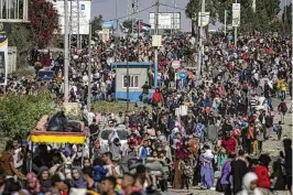  ?? FATIMA SHBAIR / ASSOCIATED PRESS ?? Palestinia­ns flee to the southern Gaza Strip on Friday, including those sheltering from the Israel-Hamas war at Gaza City’s main hospital.