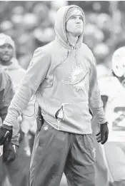  ?? AL DIAZ/TNS ?? Injured Dolphins quarterbac­k Ryan Tannehill, seen watching the game in Buffalo, has been helping coach players.