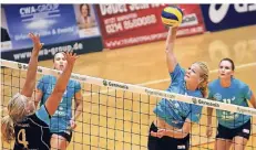  ?? FOTO: UM (ARCHIV) ?? Lisa Schreiner (am Ball) und die TSV-Volleyball­erinnen sind Tabellenfü­hrer der 2. Bundesliga Nord.