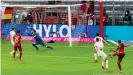  ??  ?? Serge Gnabry fires Bayern's winning goal past Cologne goakleeper Timo Horn