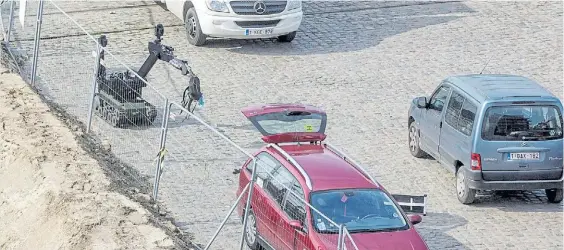  ?? REUTERS ?? Cuidado. Un robot se acerca al auto que conducía el ciudadano francés en busca de explosivos. Allí había un arma de fuego y cuchillos.