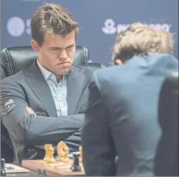  ?? FOTO: AP ?? Carlsen mira el tablero ante Karjakin en el Mundial con sede en Nueva York