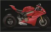  ??  ?? En version standard, la Panigale V4 réclame 22 490 €, soit une hausse de 1 100 € par rapport à la Panigale 1299. La version S se vend quant à elle 27 990 € et la Speciale est proposé au tarif… spécial de 39 900 € !