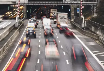  ?? Foto: TÜV ?? Um dichten Verkehr zu vermeiden, sollten Autofahrer im Urlaub nachts fahren.