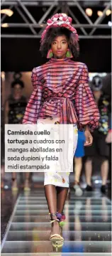  ??  ?? Camisola c ll tortug c dros c ngas abo adas en da dupioni y falda midi estampada