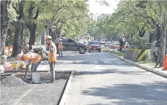  ??  ?? Obreros de una contratist­a realizan los trabajos en la zona del Ministerio de Defensa.