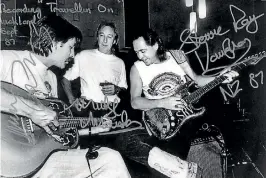  ?? TONY COWPER ?? Midge Marsden and Stevie Ray Vaughan fool around while recording Travellin’ On in the late 80s. From left: Murray Grindlay, Midge Marsden and Stevie Ray Vaughan.