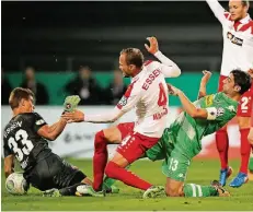  ?? FOTO: REUTERS ?? Lars Stindl (grünes Trikot) wird von Essens Torwart Robin Heller und Dennis Malura gestoppt. Borussias Kapitän traf zwar nicht, war aber an der Entstehung beider Tore entscheide­nd beteiligt.