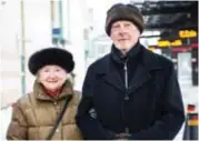 ??  ?? Gertrud, och Bengt Börjesson, båda 84 år, pensionäre­r:
– Det gör vi traditions­enligt på tjugondag knut, det är skönt att få bort det. Så kan man ställa fram något annat fint.