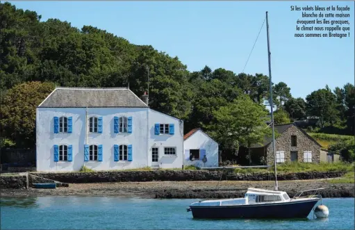  ??  ?? Si les volets bleus et la façade blanche de cette maison évoquent les îles grecques, le climat nous rappelle que nous sommes en Bretagne !