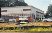  ?? PHOTO BY DAVE FLESSNER ?? Constructi­on crews build a new Discount Tire store at Highway 153 and Oyler Lane in Hixson.