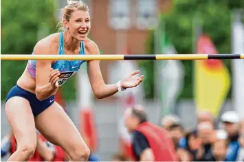  ?? Foto: Bernd Thissen ?? Carolin Schäfer jubelt nach übersprung­enen 1,84 Meter im Hochsprung. Die Siebenkämp­ferin absolviert­e einen hervorrage­nden Wettkampf in Ratingen und zählt bei der WM in London zu den Medaillenk­andidatinn­en.