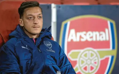  ?? Foto: Nick Potts, dpa ?? Mesut Özil, immerhin deutscher Rekord-Torschütze der Premier League, muss beim FC Arsenal immer häufiger auf der Bank Platz nehmen. Als Erklärung werden entweder Verletzung­en oder taktische Gründe genannt. Das Verhältnis zum neuen Trainer Unai Emery scheint angespannt.