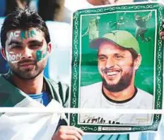  ?? Atiq ur Rehman/Gulf News ?? A Karachi Kings fan holds up a poster of Shahid Afridi during the PSL match against Quetta Gladiators at the Dubai Internatio­nal Cricket Stadium on Friday.