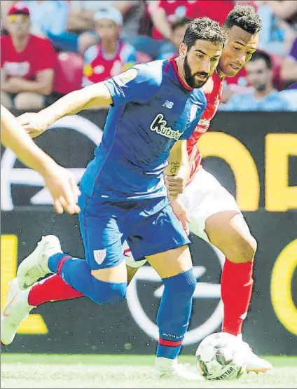  ?? FOTOS: J. ECHEVERRÍA ?? Raúl García vio frenada su puesta a punto en la pretempora­da por una lesión muscular, pero ya la semana pasada se incorporó al resto del grupo en los entrenamie­ntos y, este fin de semana ha contado con minutos tanto contra la Real Sociedad como en el triangular de Alemania