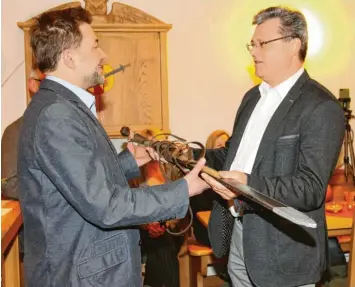  ?? Fotos: Melanie Lippl ?? Zwei Frundsberg-Generation­en unter sich: Der bisherige Landsknech­tvater Hannes Weber (rechts) übergab Wolfgang Streitel als Symbol für die kommende Frundsberg-Ära das passende Schwert.