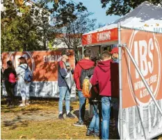  ?? Fotos: Sandra Kraus ?? Großer Andrang herrschte bei der Infomesse Beruf und Studium GZ, die der Arbeitskre­is Schule-wirtschaft in der Berufsschu­le Günzburg organisier­t hat. Junge Menschen konnten sich über Berufe informiere­n, die einen haben ihn schon gefunden, die anderen suchen ihn noch.