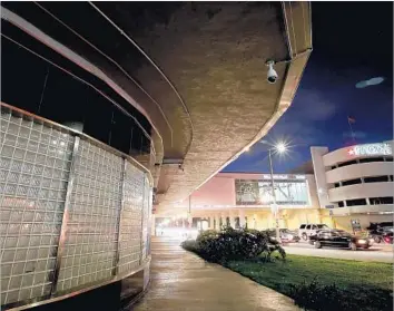  ?? Luis Sinco Los Angeles Times ?? BALDWIN HILLS Crenshaw Plaza is seen from Crenshaw and Martin Luther King Jr. boulevards. The mall may be approved for a major redesign costing $700 million and including more than 900 housing units.