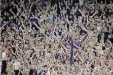  ?? Ansa ?? In allarme A sinistra: tifosi del Cska Moscow durante la sfida contro l’Arsenal. Poi l’ex leader degli ultras dello Spartak Mosca, Vasiliy Stepanov