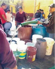  ??  ?? Sacmex y las delegacion­es dispusiero­n más de 400 pipas gratis que pueden solicitars­e a los números 5130 4444 y 5728 0000.