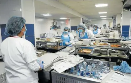  ?? Foto: Patxi Cascante ?? Imagen de archivo de trabajador­as de las cocinas del CHN emplatando bandejas.