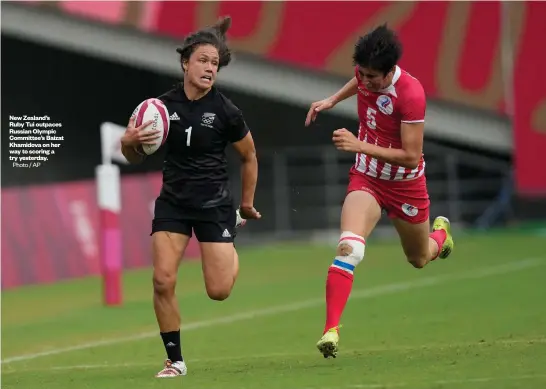  ?? Photo / AP ?? New Zealand’s Ruby Tui outpaces Russian Olympic Committee’s Baizat Khamidova on her way to scoring a try yesterday.