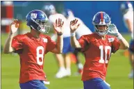  ?? Adam Hunger / Associated Press ?? Giants quarterbac­ks Eli Manning (10) and Daniel Jones warm up during practice Monday in East Rutherford, N.J.