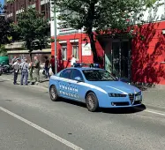  ??  ?? Sul territorio Una pattuglia della polizia