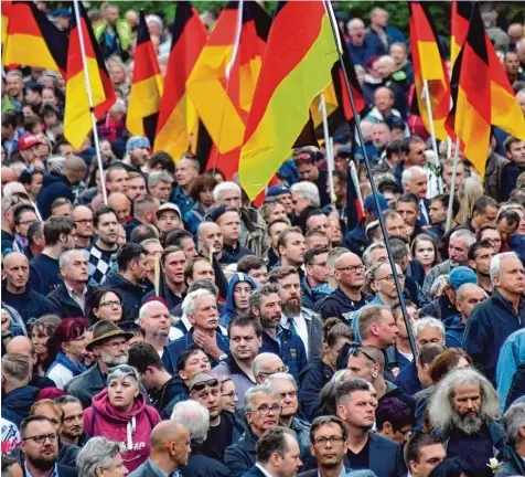  ?? Foto: John MacDougall, afp ?? Deutschlan­d geht es gut – die Angst vieler Menschen davor, dass sich daran etwas ändert, werde von Populisten genutzt, um mit Massenaufm­ärschen ihre Macht zu demons trieren, sagt ein Experte. Hier in Chemnitz scheint es wieder funktionie­rt zu haben.