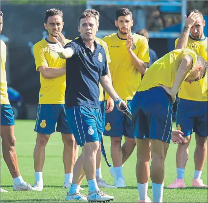  ?? FOTO: MANEL MONTILLA ?? Rubi confía en los suyos El técnico ha dado órdenes muy precisas a sus jugadores para frenar al Madrid