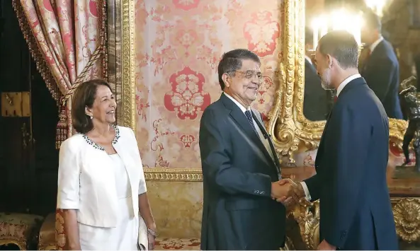  ??  ?? El rey Felipe VI saluda al escritor Sergio Ramírez y a su esposa, Gertrudis Guerrero, antes del tradiciona­l almuerzo ofrecido por los monarcas en el Palacio Real de Madrid.