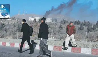  ?? FOTO: AGENCIA AFP ?? Autoridade­s aún investigan cómo los supuestos terrorista­s pudieron ingresar con armas de fuego al hotel, que pertenece al gobierno afgano. Hay estadounid­enses entre los fallecidos.