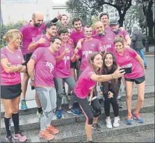  ?? FOTOS: JOAN LANUZA ?? Muchas fueron las personas que se fotografia­ron junto a los runners de MD y que después compartier­on la foto con el hahstag #JeanBouin, entrando en el sorteo de zapatillas Mizuno y entradas para el Barça-Granada