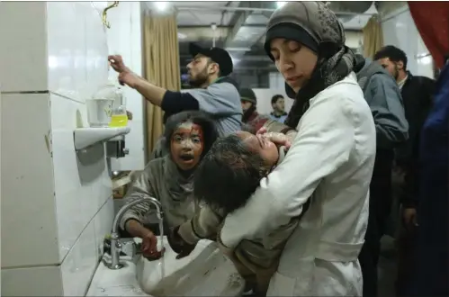  ?? FOTO: CAP/ RFS IMAGE SUPPLIED BY CAPITAL PICTURES ?? Lægen Amani behandler sårede børn under det sønderskud­te hospital i Ghouta i Syrien.