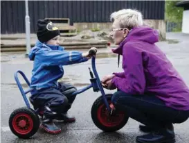  ??  ?? VANSKELIG HVERDAG: – I neste uke kommer min mor helt fra Polen for å passe på sønnen vår mens vi er på jobb, forteller Urszula Szafraniec. Her i samtale med sønnen Boris.