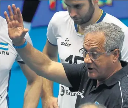  ?? (PRENSA FIVB) ?? Adiós. Velasco llegó a la selección en 2014 y ayer culminó su labor. De Cecco lo acompañó siempre.