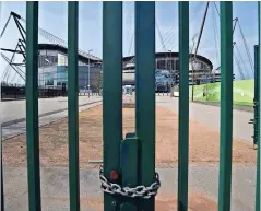  ??  ?? En Esta foto de archivo del jueves 9 de abril de 2020, se aprecian las rejas cerradas del Etihad Stadium en Manchester