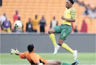  ?? MUZI NTOMBELA ?? BAFANA striker Lebo Mothiba is challenged by Seychelles goalkeeper Romeo Barra during Saturday’s Africa Cup of Nations match Stadium. | BackpagePi­x at the FNB