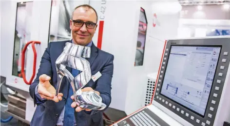  ?? RP-FOTO: CHRISTOPH REICHWEIN ?? Udo Hipp von der Firma Hermle zeigte auf der Metav einen Schuh aus Aluminium, der aus einem Stück gefräst wurde.